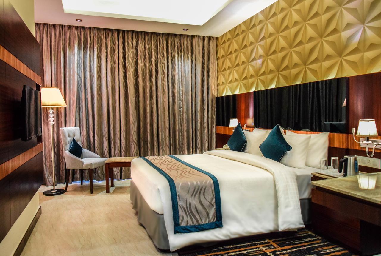 Rg Royal Hotel Bangalore Exteriör bild