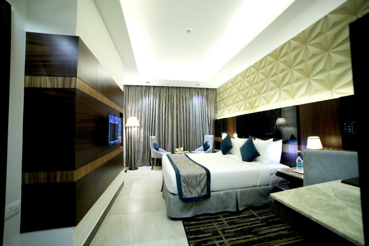 Rg Royal Hotel Bangalore Exteriör bild